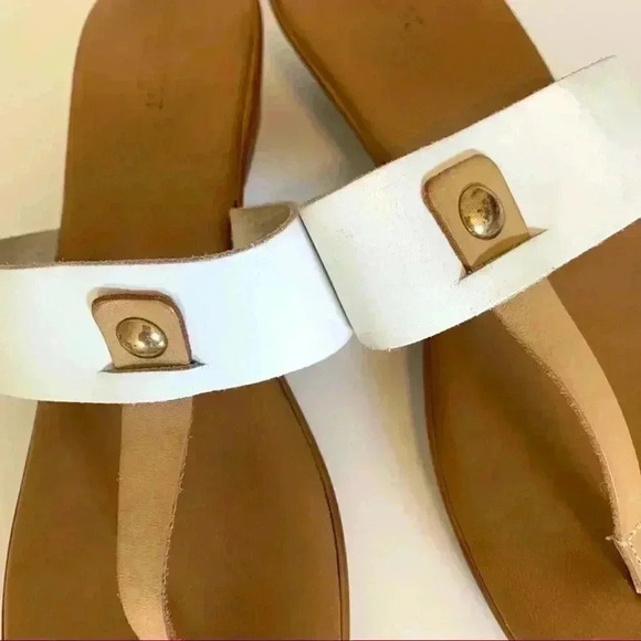 Nine West tan and white thong sandals - Picture 2 of 3